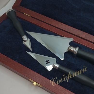 A set of pens in a wooden case